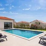 Nova Villa *